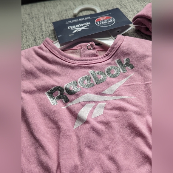 Reebok Little Girls Set with matching Socks - Picture 10 of 13